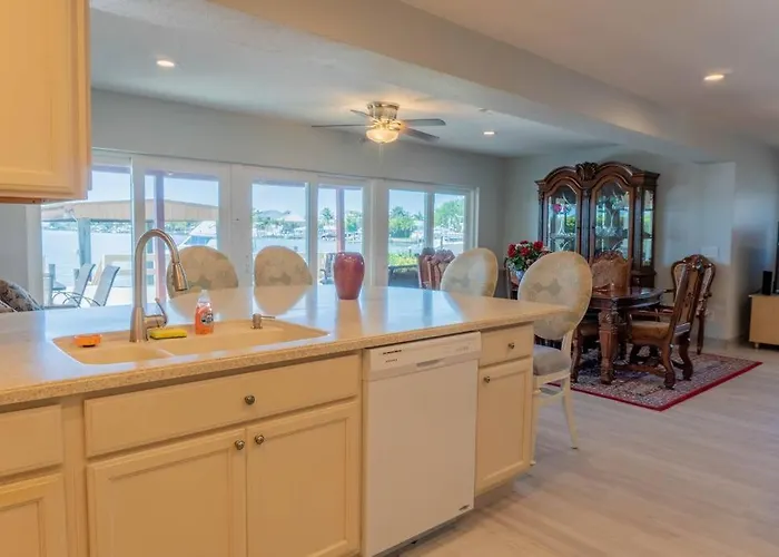 Amazing Water Front View Newly Renovated 3bd 2bth Holiday home Clearwater Beach